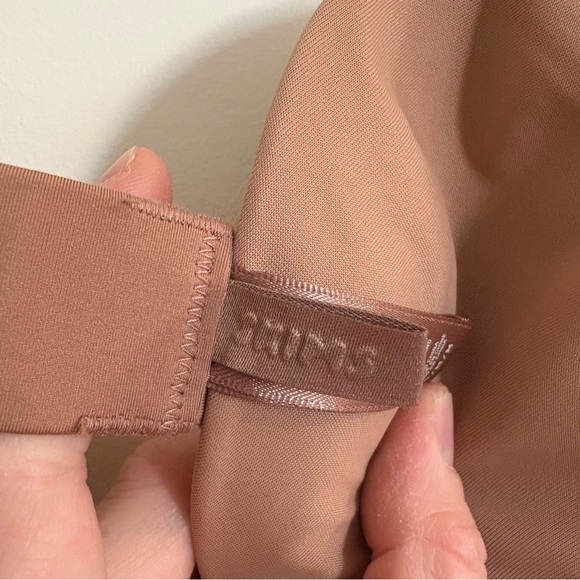 SKIMS DEEP PLUNGE SHAPEWEAR MID THIGH BODYSUIT Light Brown Size Medium Women’s - Picture 5 of 10